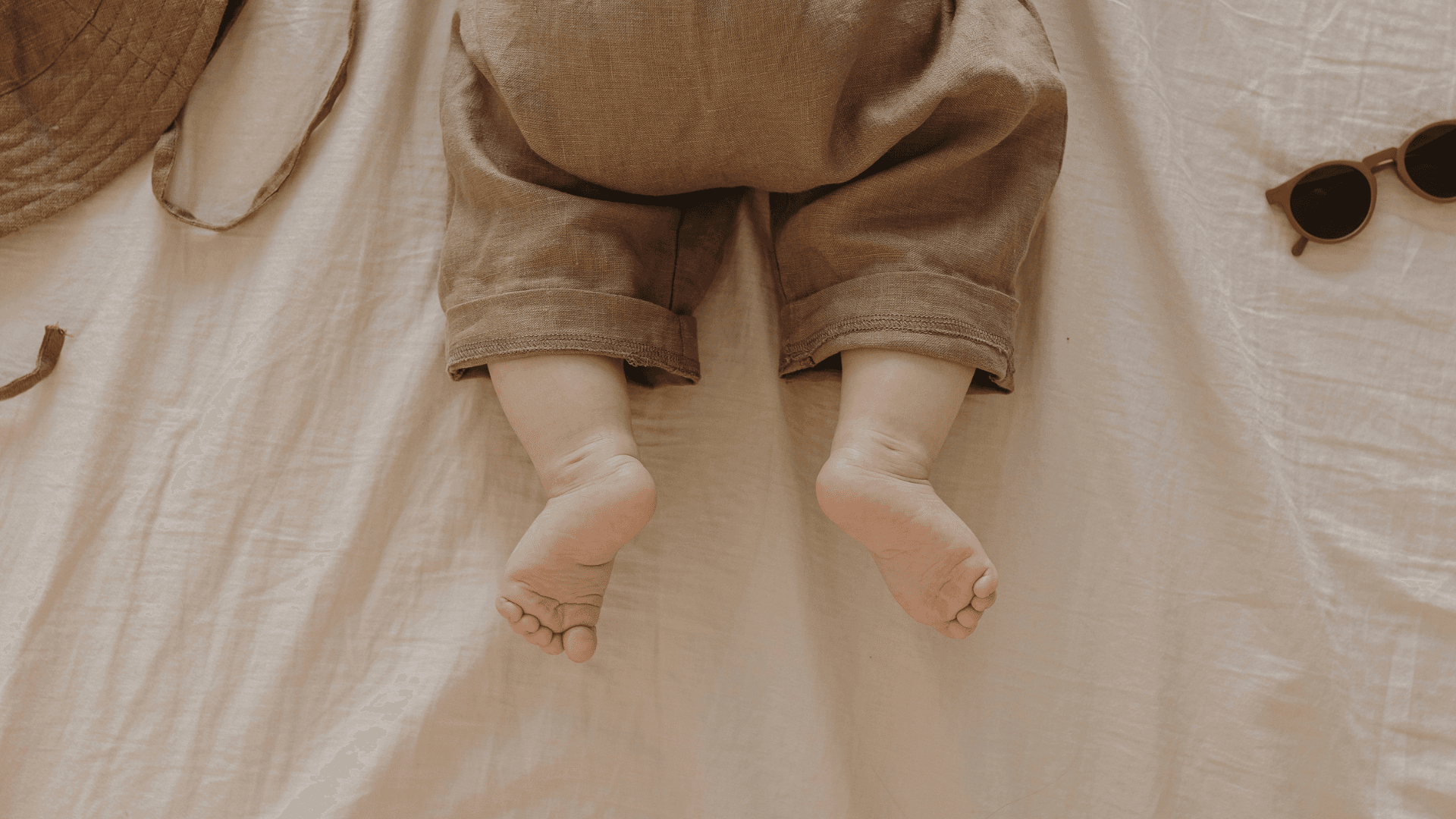 Baby liggend op een linnen laken
