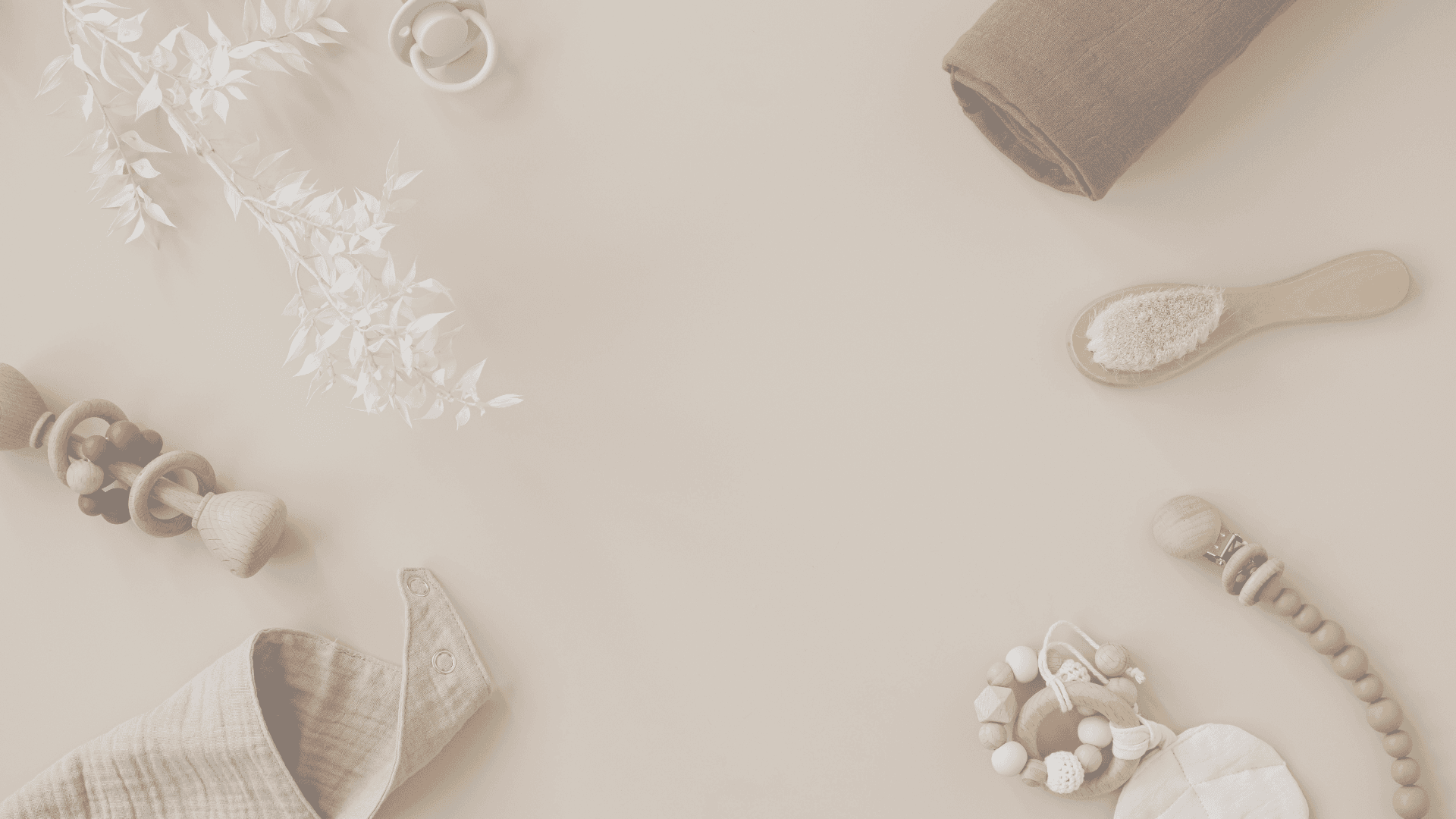 Baby accessoires op een warm beige achtergrond